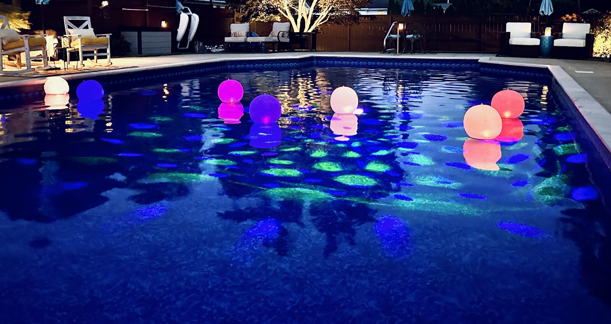 Awesome way to add ambiance to your pool with solar lights